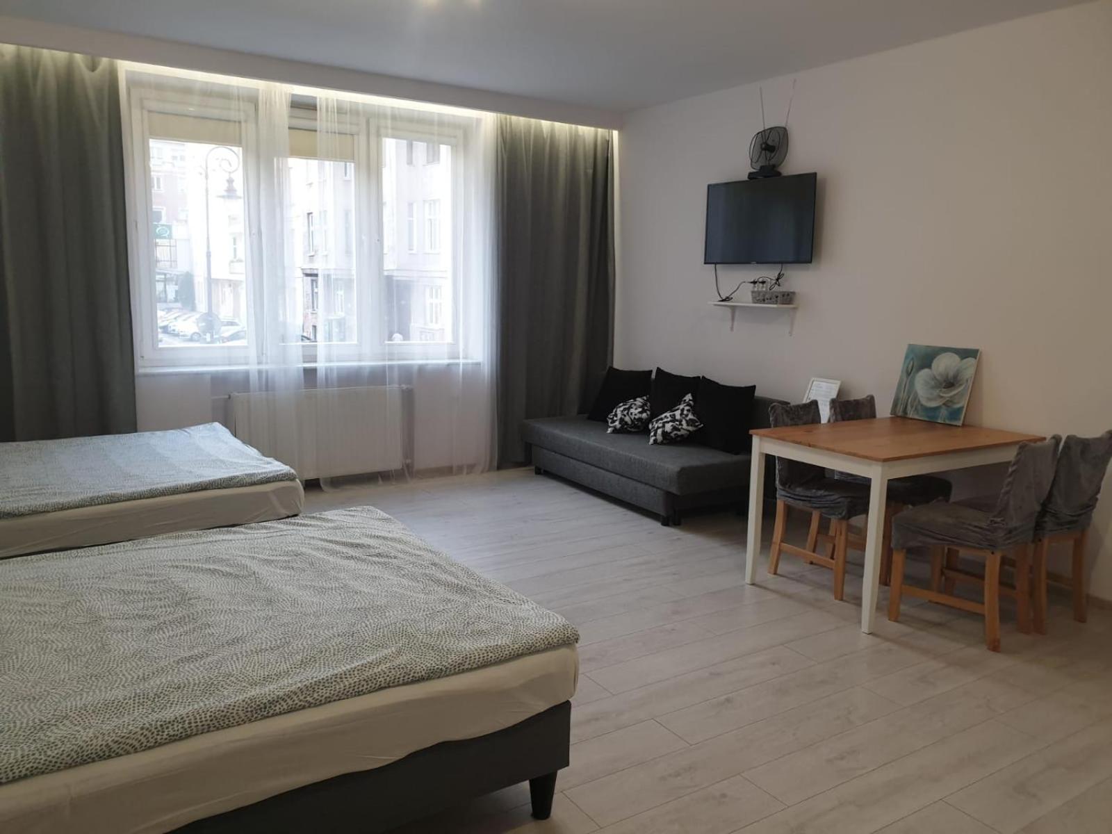 Smolna 11 * Varšava